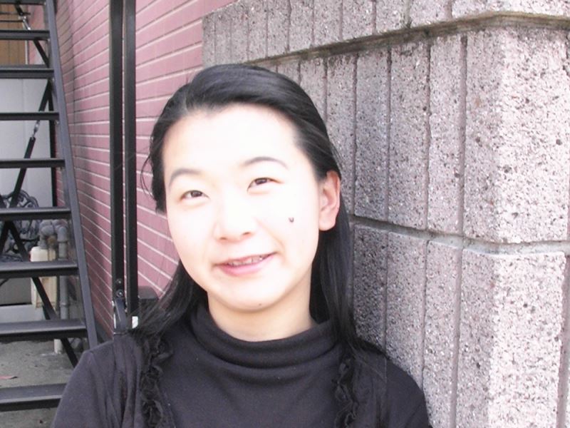 ２００７年４月に撮った、金舜華先生が福岡市にある韓国語教室の前で立っている写真です。